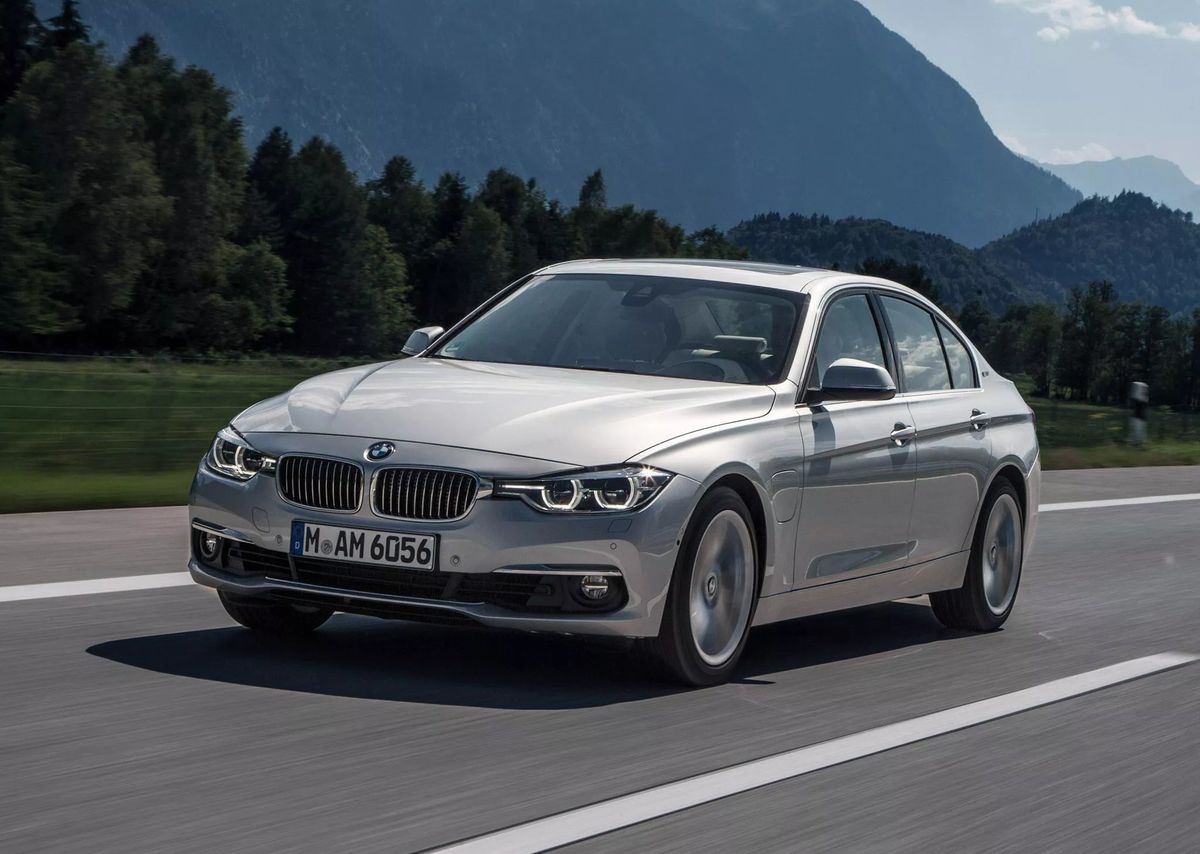 BMW 330e (2017)