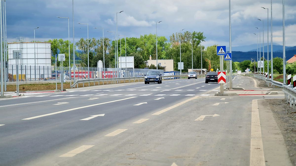 Cesta I/72 pretínajúca štátny priemyselný park...