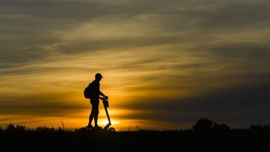 Opitý kolobežkár na hrádzi v Bratislave narazil do korčuliara. Jeho spolujazdca museli letecky previesť do nemocnice