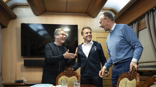 Kokaín po ceste do Kyjeva? Francúzsko uťalo vlnu dezinformácií, ktoré vyvolala obyčajná vreckovka