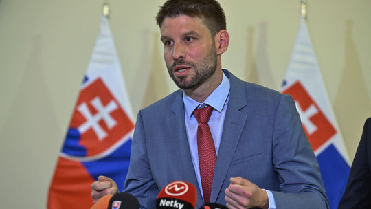 Progresívne Slovensko vyzýva Fica, aby si cestu do Moskvy preplatil zo svojich peňazí