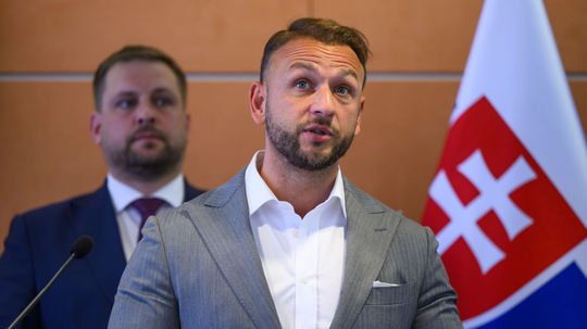Šutaj Eštok bráni nákup 4-tisícových počítačov pre úradníkov, kúpil by aj drahšie. Štát herné zariadenia nepotrebuje, reaguje expert