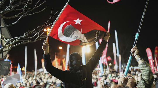 Strana kurdských pracujúcich oznámila rozpustenie a ukončenie ozbrojeného boja proti Turecku