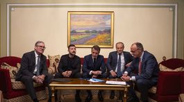 Zľava britský premiér Keir Starmer, ukrajinský...