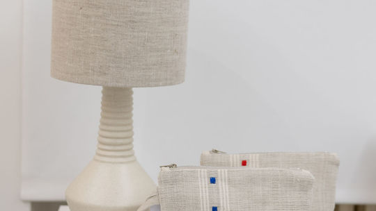 Lampa s tienidlom z ľanu a stojanom z keramiky,...
