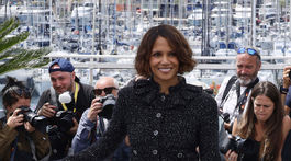 Členka festivalovej poroty Halle Berry v kreácii Chanel. 