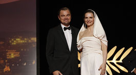 Leonardo DiCaprio (vľavo) a prezidentka poroty Juliette Binoche