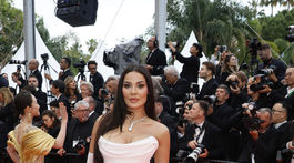 Nadine Nassib Njeim pózuje na otvorení festivalu v Cannes.