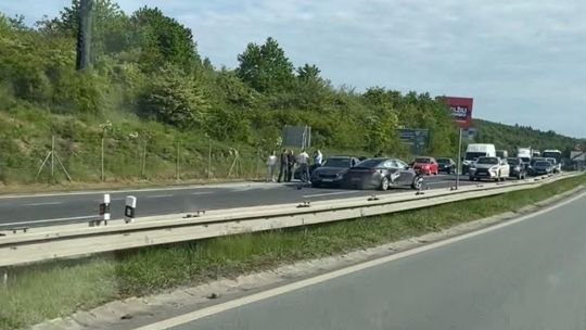 Na rýchlostnej ceste v smere do Košíc sa zrazilo viacero áut, cesta je ťažko prejazdná