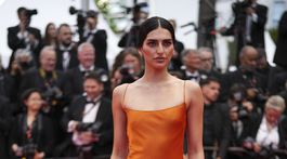 Saffron Vadher pózuje fotografom na 78. ročníku festivalu v Cannes. 
