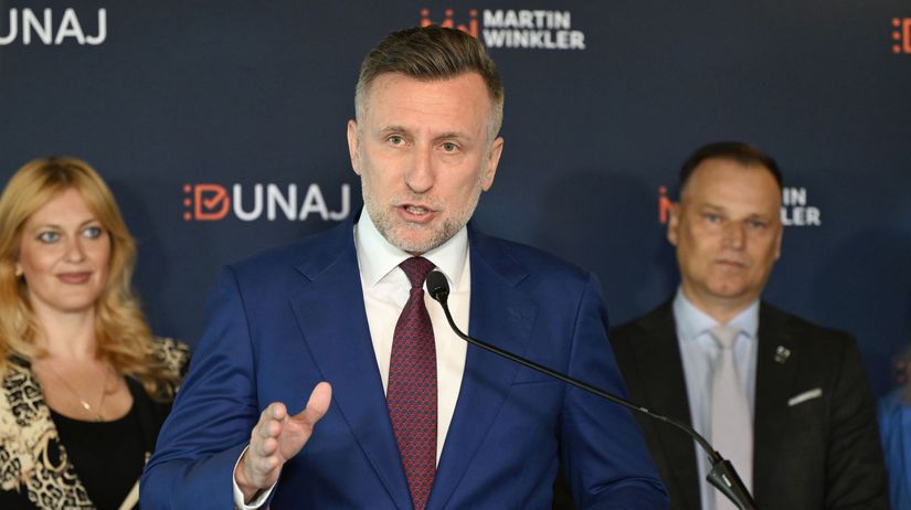 Na snímke Martin Winkler (uprostred) oznámil...