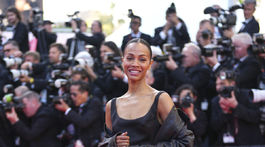 Herečka Zoe Saldana v kreácii Saint Laurent. 