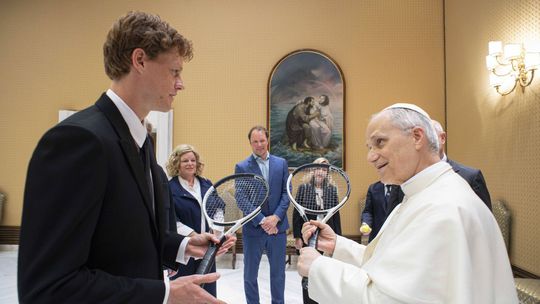 Sinner zavítal do Vatikánu s darčekom a otázkou pre nového pápeža. Lev IV. ponuku so smiechom odmietol