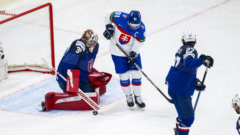 Zľava francúzsky brankár Antoine Keller, Matúš...