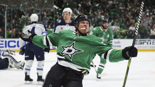 Suverénovi základnej časti dochádza dych. Dallas má na dosah finále, po góloch Granlunda zahádzali ľad čiapkami