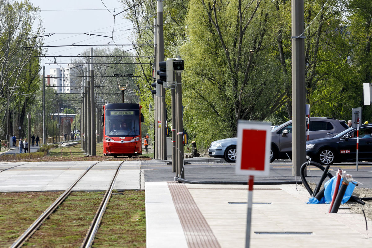 Skúšobná jazda na električkovej trati v...