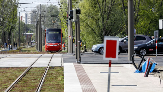 Tak ani máj to nebude, električku do Petržalky len v júni dokončia. Kedy odvezie cestujúcich, nevedno