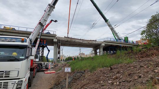 Odstránili konštrukciu mosta nad traťou v Poprade