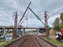 Prasknutý nosník odstavil vlaky od Popradu po Spišskú Novú Ves, stavbárov prekvapila hmotnosť. Dopravu obnovia až v sobotu