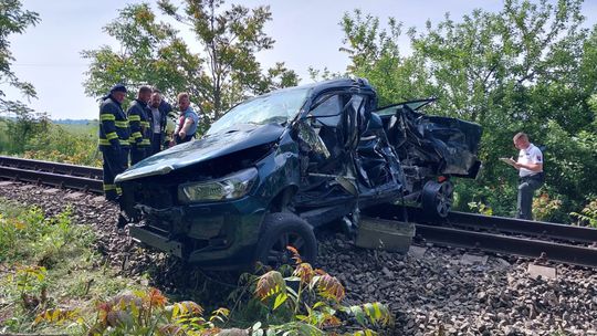 Vlak ho s autom tlačil 400 metrov. Vodič po zrážke utrpel ťažké zranenia