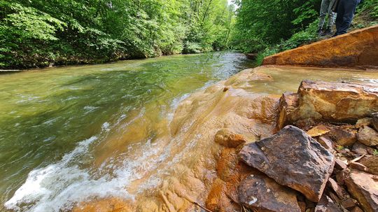 Voda, ktorá vyteká z bane v Nižnej Slanej do...