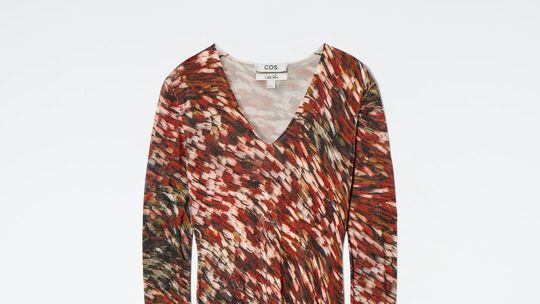 Vzorované maxišaty COS, predávajú sa online za...