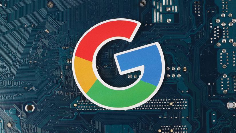 google-logo-vor-einer-elektronischen-leiterplat...