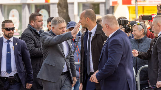 Robert Fico v Handlovej rok po atentáte. 