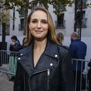 Herečka Natalie Portman na prehliadke Stella McCartney v Paríži.