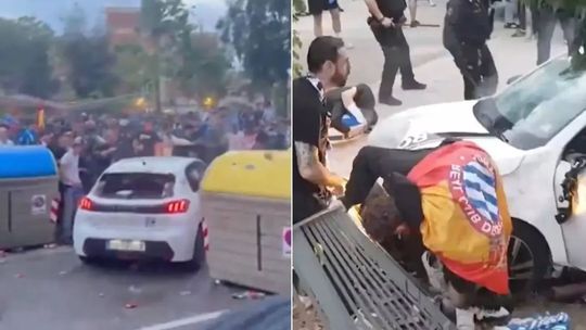 Barcelona oslavuje titul po triumfe v derby. Pred ním vodič vrazil autom do davu
