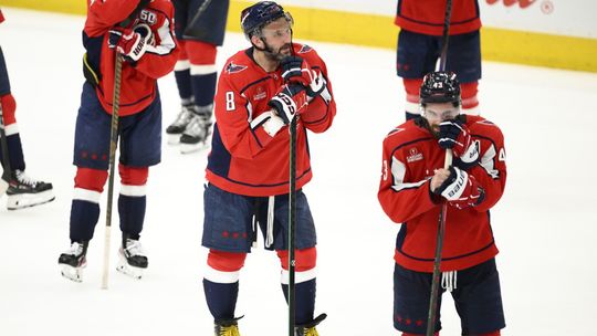 Veľké sklamanie pre Ovečkina a spol. Washington padol s Carolinou a končí