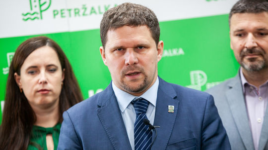 Starosta Petržalky končí, jeho zamestnanec si za roky poslal na účet milióny eur