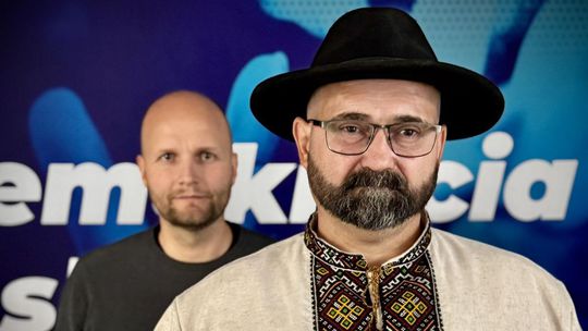 Členovi Demokratov, ktorý vo videu v kroji a s valaškou hovoril o „klinci do rakvy Roberta Fica“, zrušili obvinenie