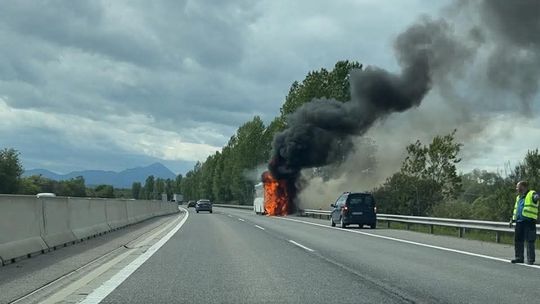 Dráma na D1. Na diaľnici horí autobus