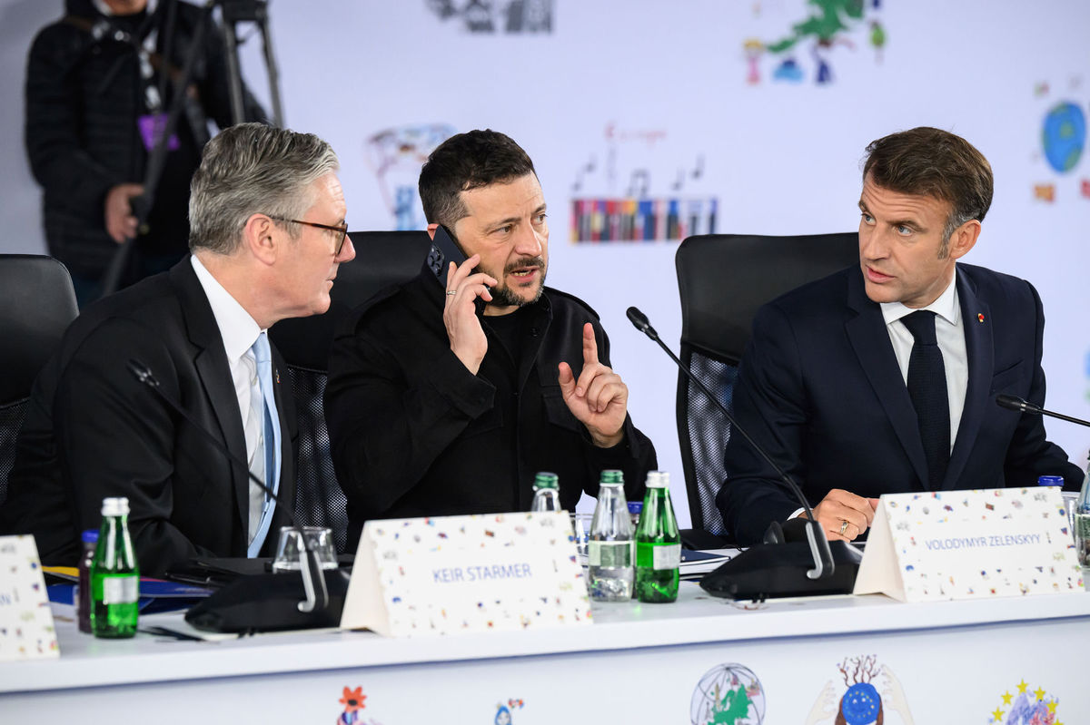 Britský premiér Keir Starmer (vľavo),...