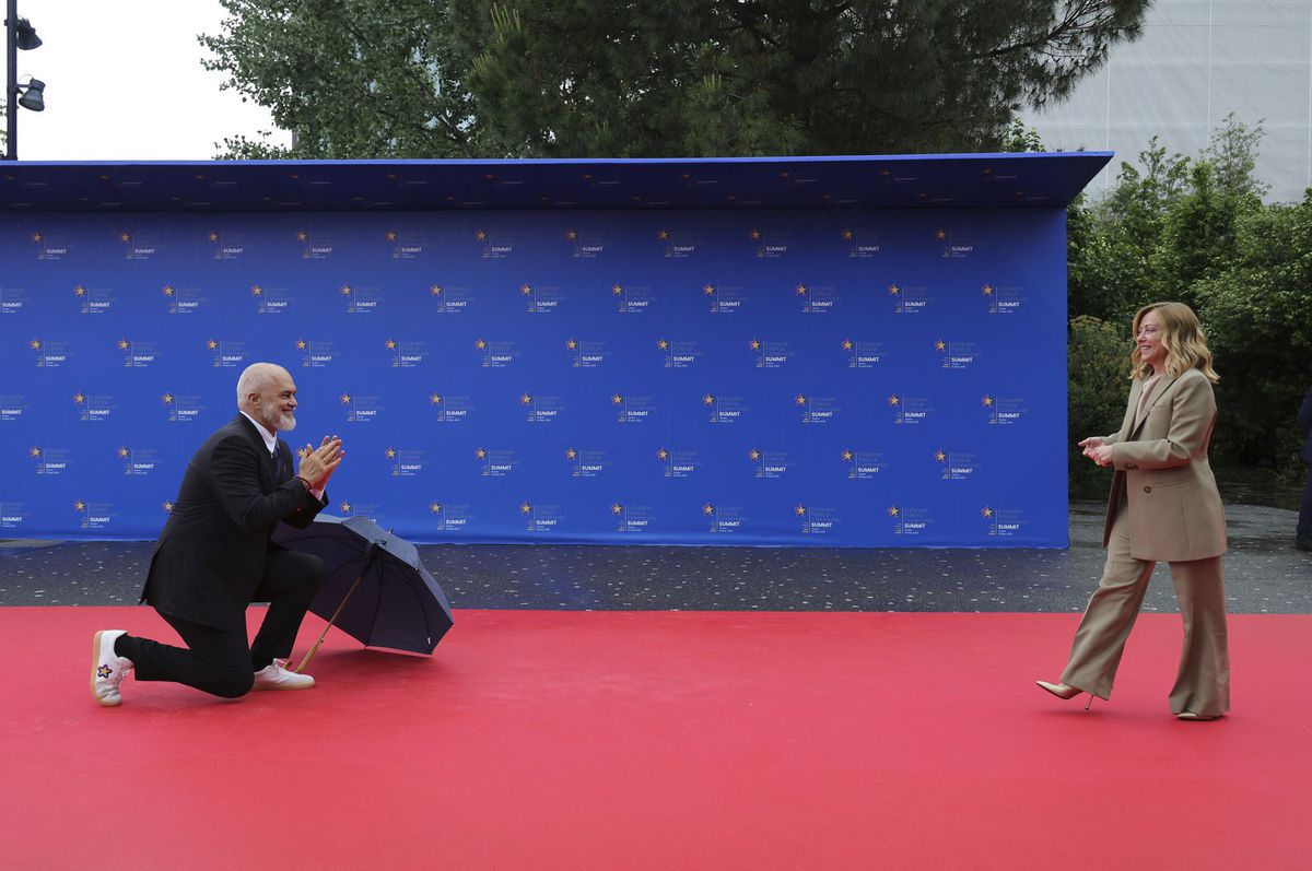 Albánsky premiér Edi Rama (vľavo) víta...