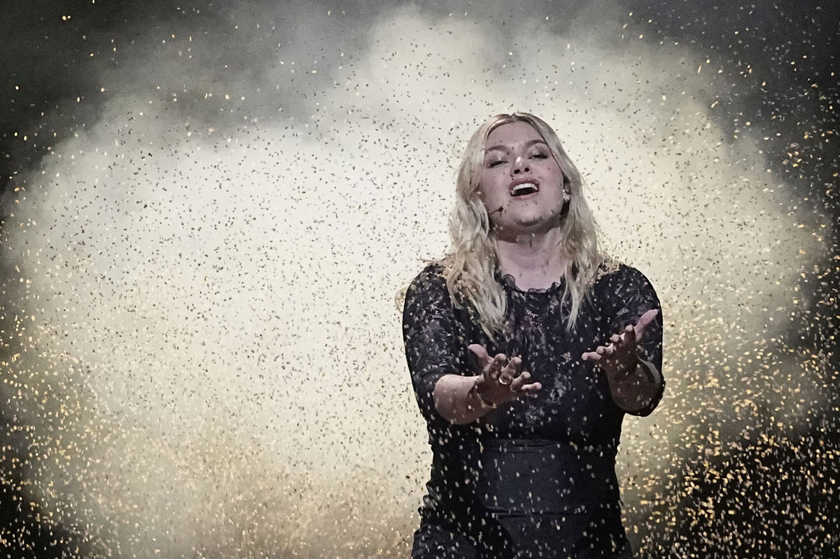 Francúzska speváčka Louane so skladbou maman.