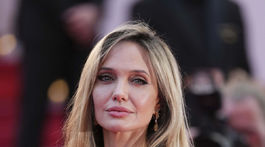 Angelina Jolie v kreácii Brunello Cuccinelli 