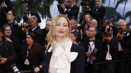 Členka poroty - herečka Alba Rohrwacher v kreácii Valentino Haute Couture. 