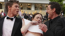 Emma Stone sa snažila vyhnúť útoku včely, zatiaľ čo herci Austin Butler (vľavo) a Pedro Pascal 