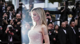 Herečka Angelina Jolie v kreácii Brunello Cuccinelli na premiéra filmu Eddington v Cannes.