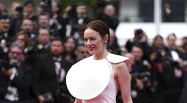 Herečka Emma Stone v kreácii Louis Vuitton na uvedení filmu Eddington.