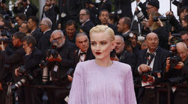Herečka Julia Garner v kreácii Tom Ford na premiére snímky Eddington.