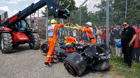 Hororová havária v kvalifikácii F1: Pilot Red Bullu sa prevrátil a rozmlátil svoj monopost