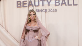 Lekárka Alena Pallová bola hostiteľkou akcie menom Beauty Ball 2025. Obliekol ju dizajnér Marcel Holubec. 
