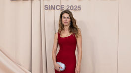 Modelka Adriana Novakov v šatách Hervé Leger. 