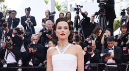 Herečka Zoey Deutch v kreácii Chanel Haute Couture. 