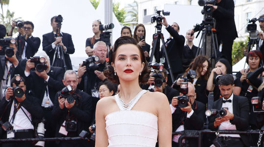 Herečka Zoey Deutch v kreácii Chanel Haute...