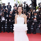 Herečka Zoey Deutch v kreácii Chanel Haute Couture.