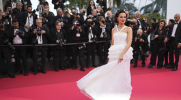 Herečka Zoey Deutch v kreácii Chanel Haute Couture. 
